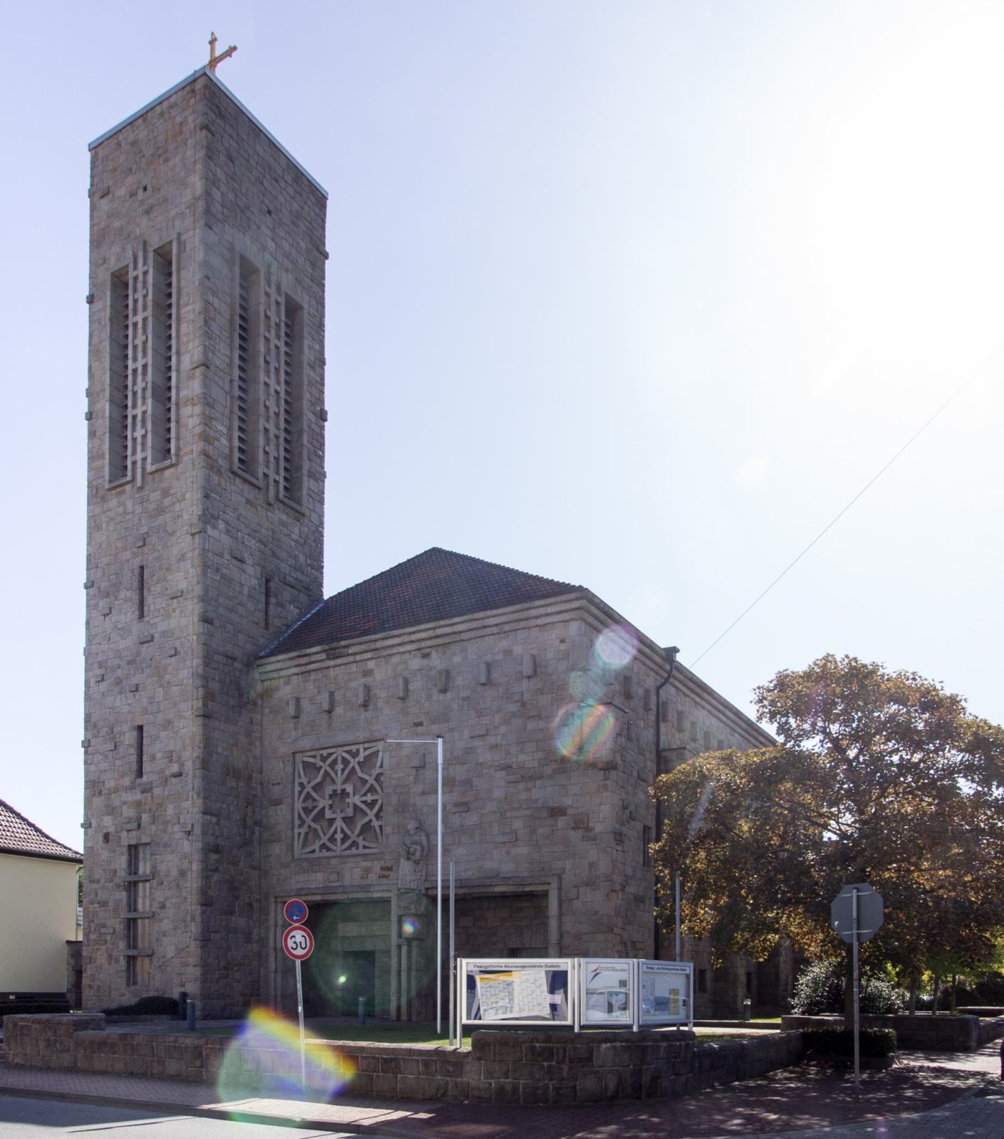 Ev. Lutherkirche Datteln, Eingangsfassade mit Turm