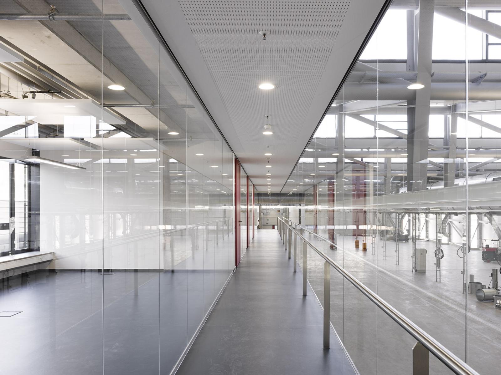 EJOT Produktionshalle 4.0, beidseitig verglaste Galerie