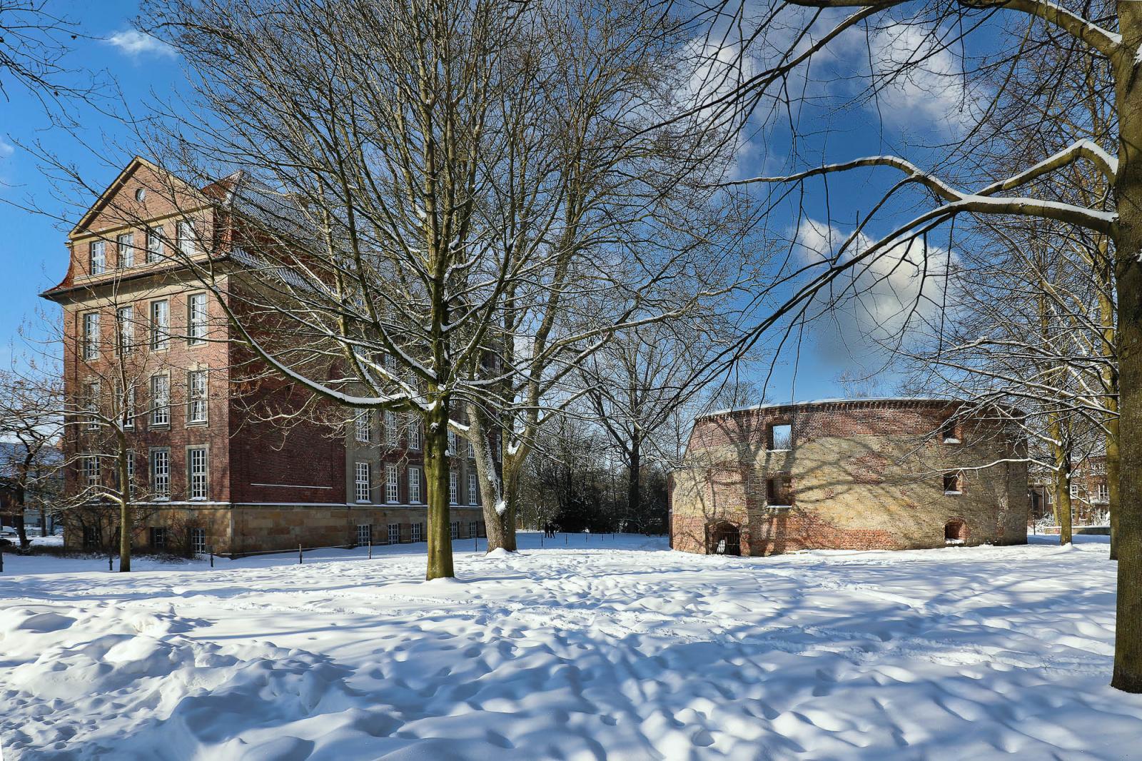 Zwinger neben Adolph-Kolping-Berufskolleg im Schnee