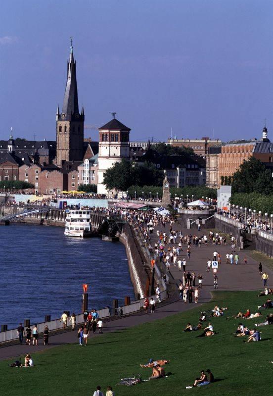 Rheinuferpromenade von der Rheinkniebrücke aus gesehen