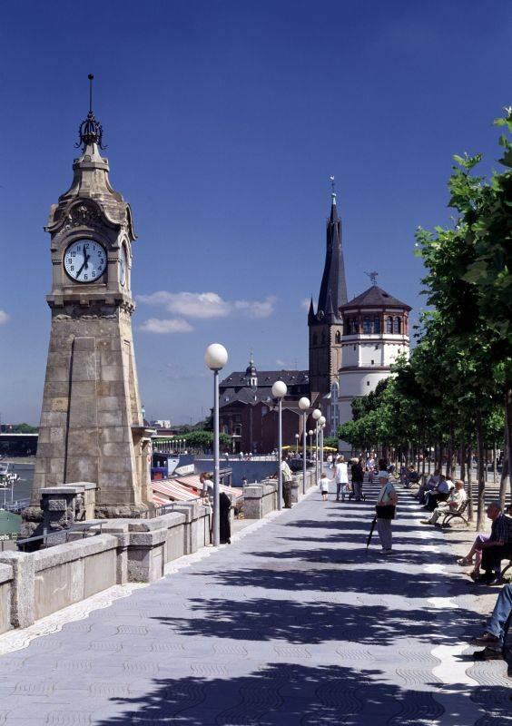 Rheinuferpromenade mit Pegeluhr