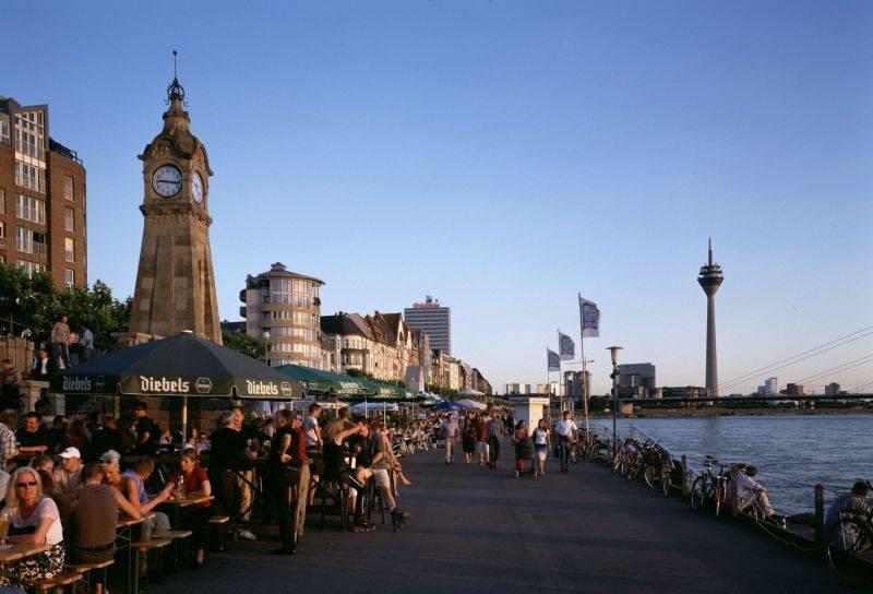 Unteres Rheinwerft mit Gastronomie und Pegeluhr