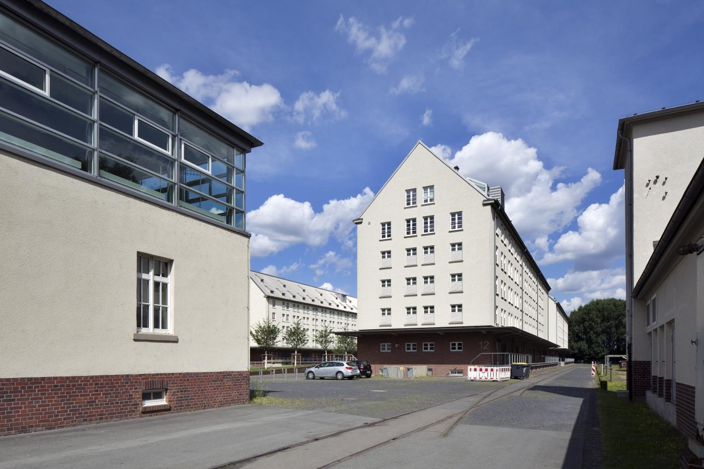 An den Speichern 12 mit ehemaliger Heeresbäckerei (Nr. 10) im Vordergrund