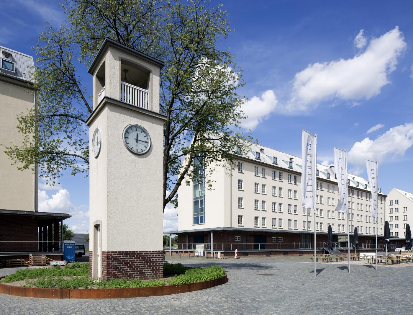 Uhrenturm mit Gebäude An den Speichern 9 im Hintergrund