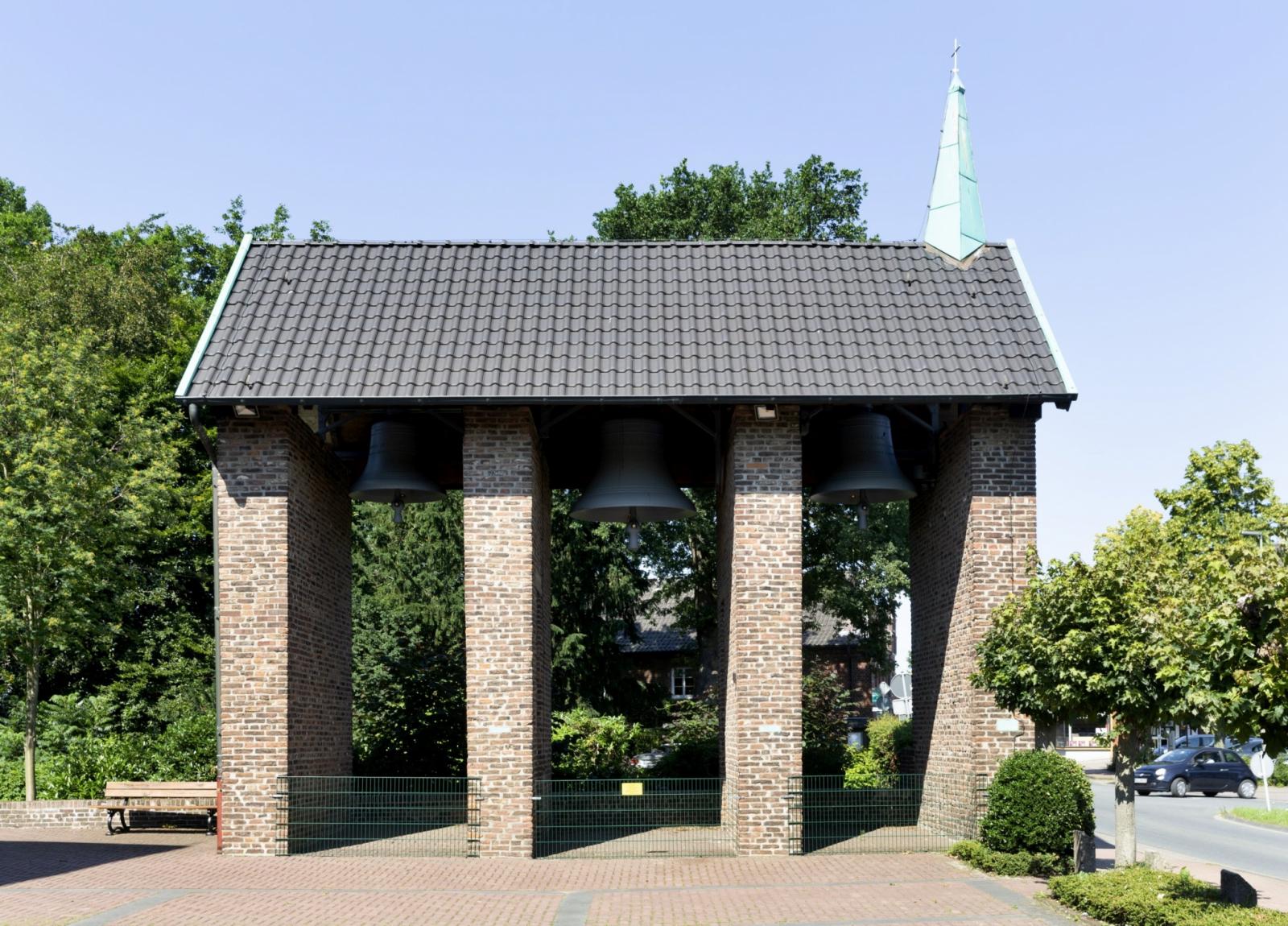 freistehender, offener Glockenstuhl