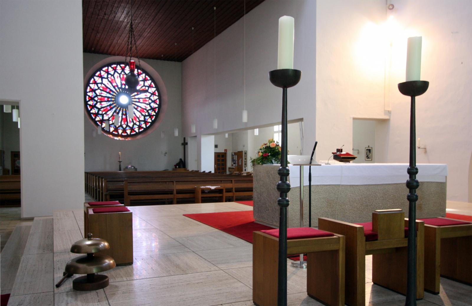 Blick vom Altar Richtung Fensterrose