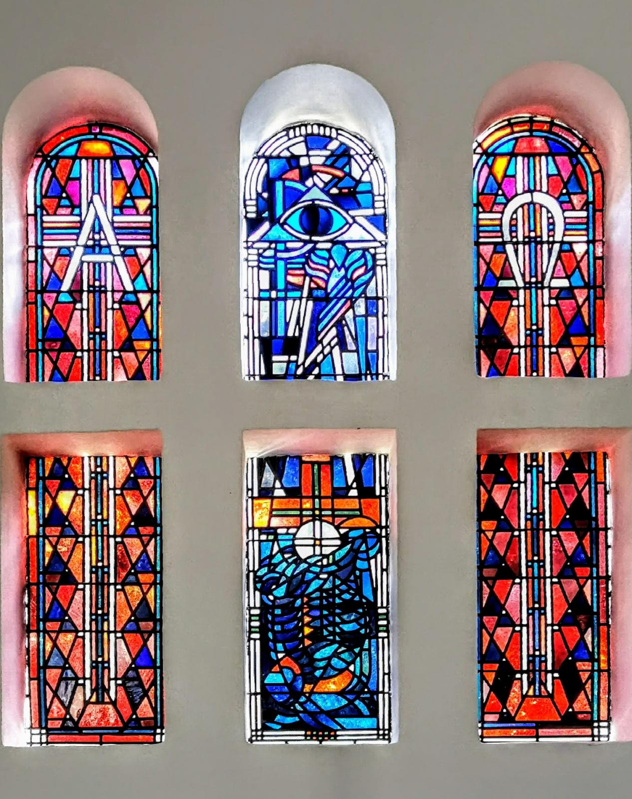 Bunte Kirchenfenster Christus-König-Kirche