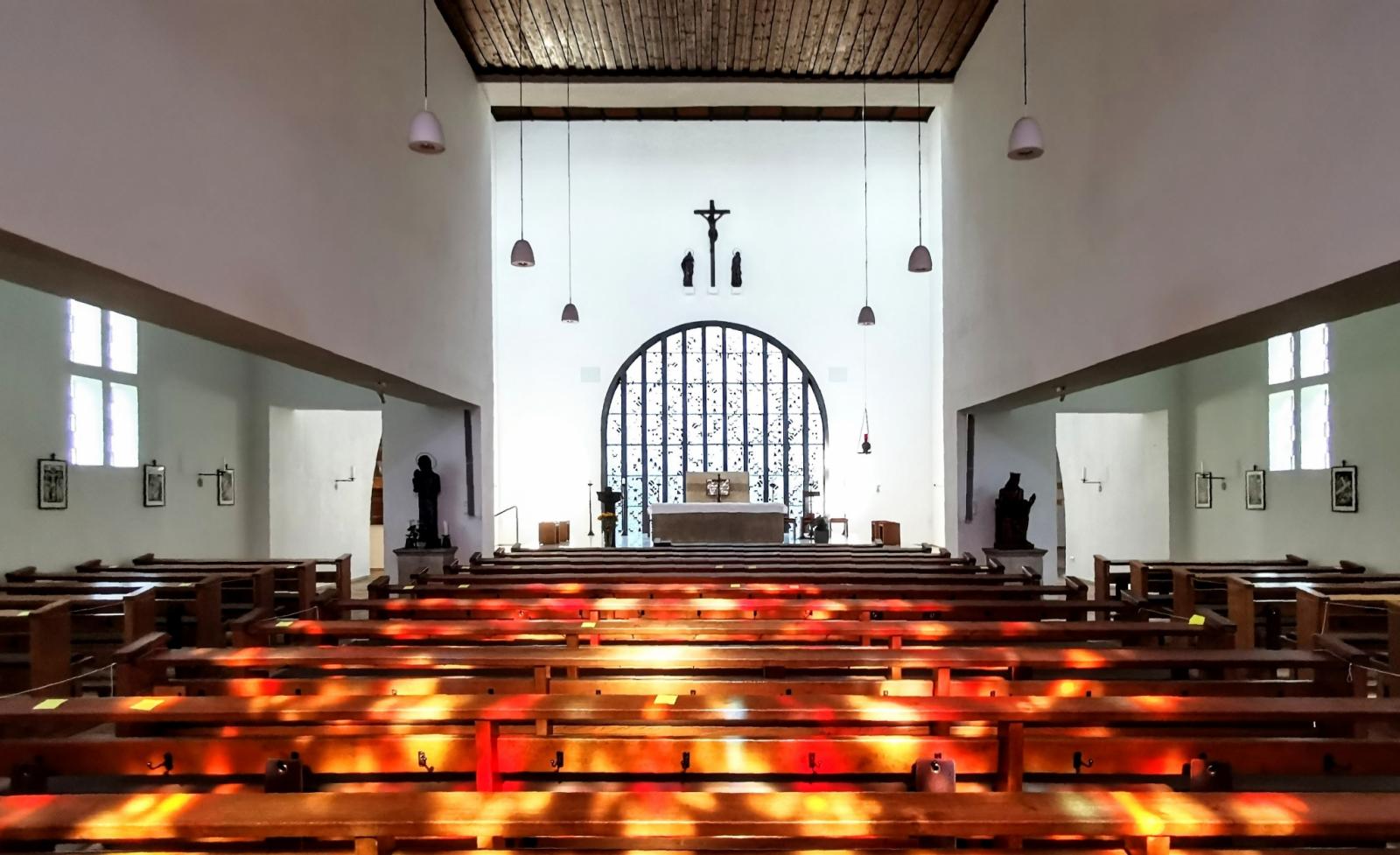 Innenraum Christus-König-Kirche mit Blick Richtung Rundbogenfenster 