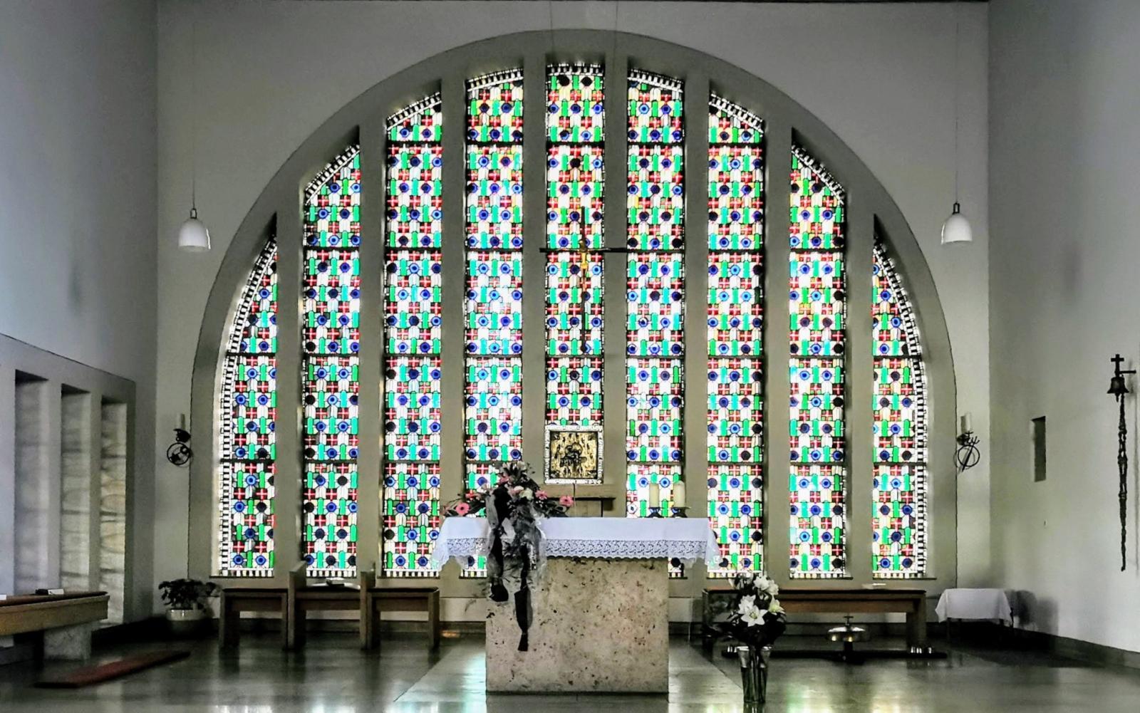 Chorraum mit Altar und großem Chrofenster
