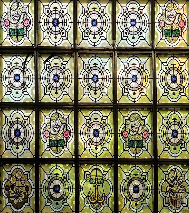 Raster aus bunten Glasscheiben