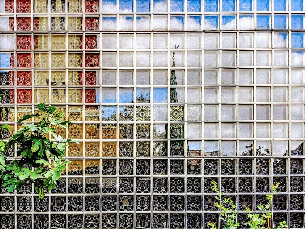 Spiegelung in der gerasterten Glasfassade des Kirchenraums