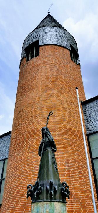 Turm mit Adelheidis-Brunnen