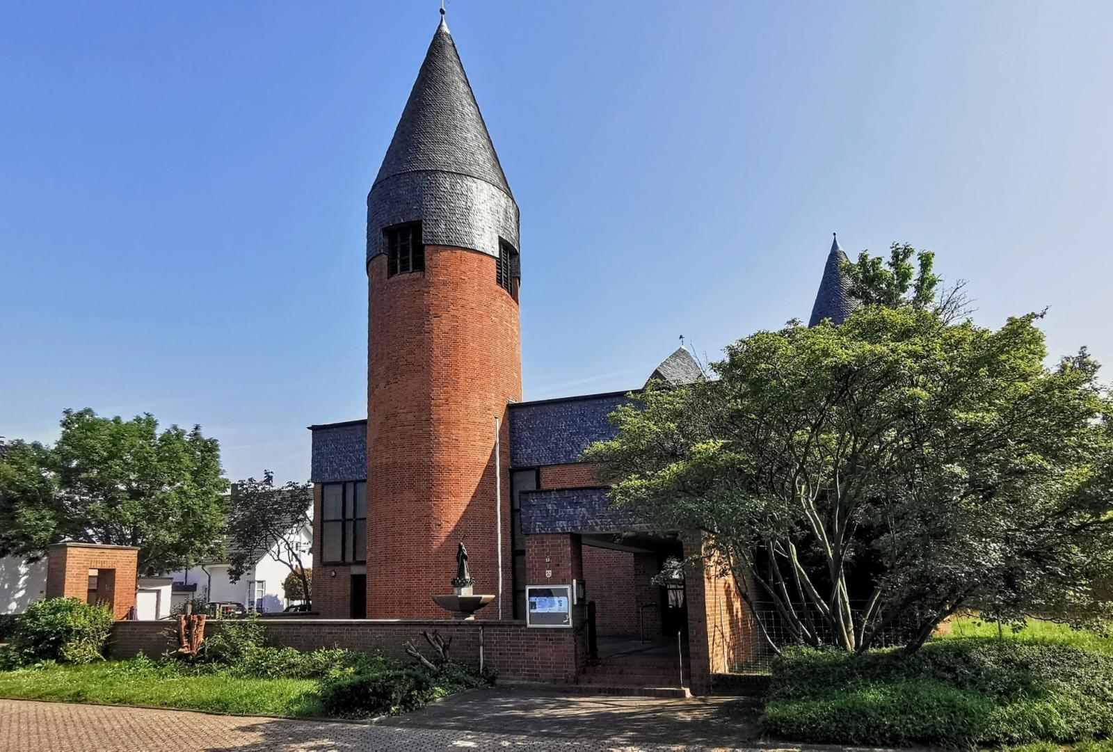 Eingangsbereich St. Adelheid in Müllekoven