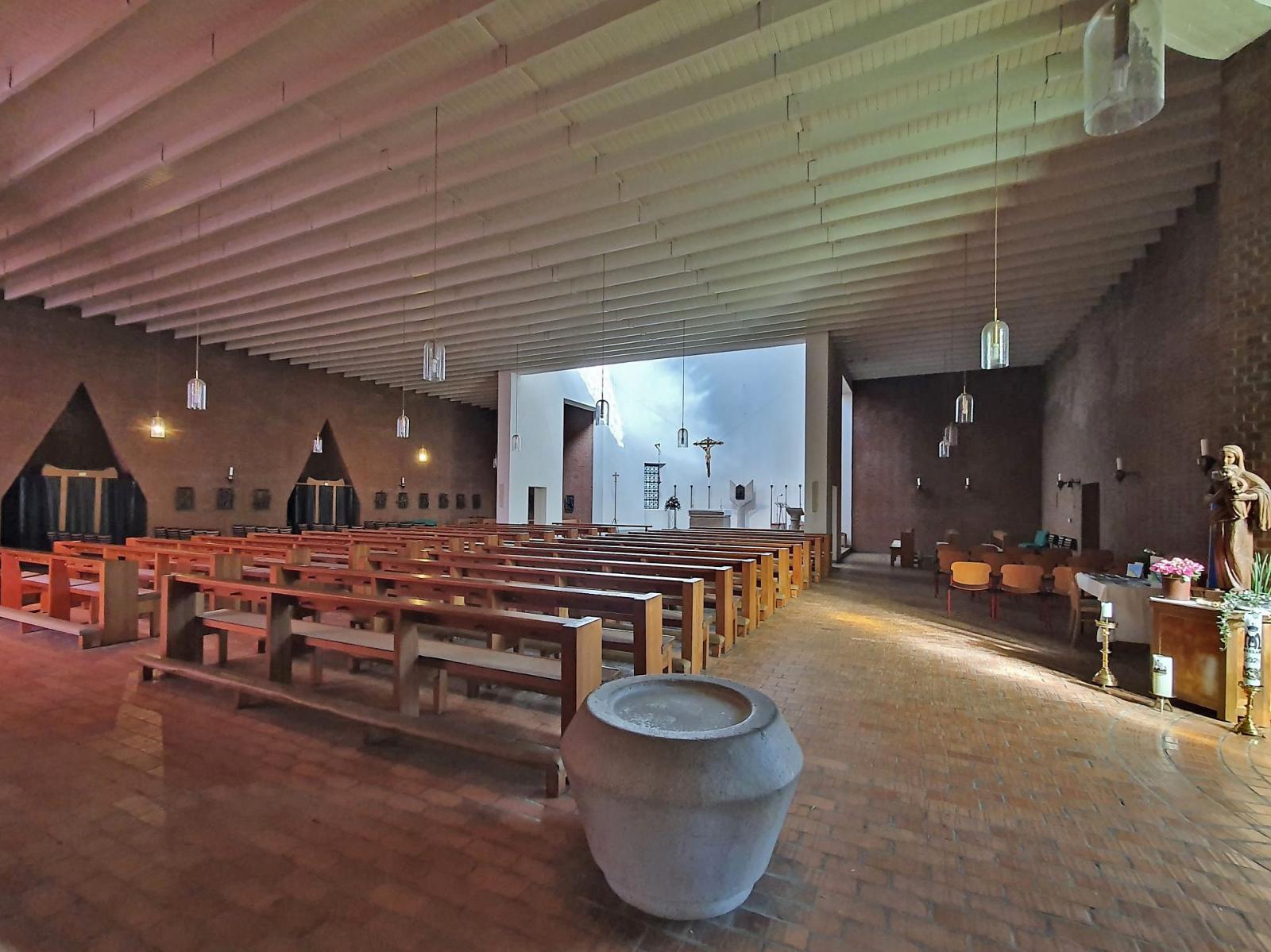 Innenraum St. Adelheid in Müllekoven