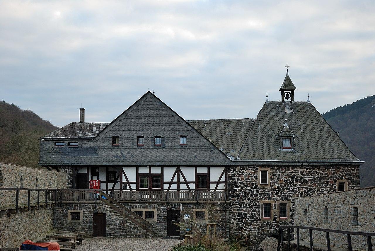 Unterer Burghof, Blick nach Süden, Jugendherberge