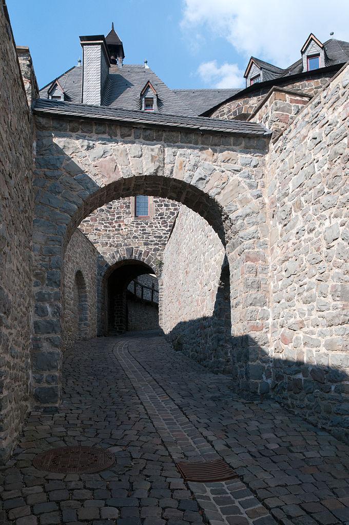Weg zum Unteren Burghof