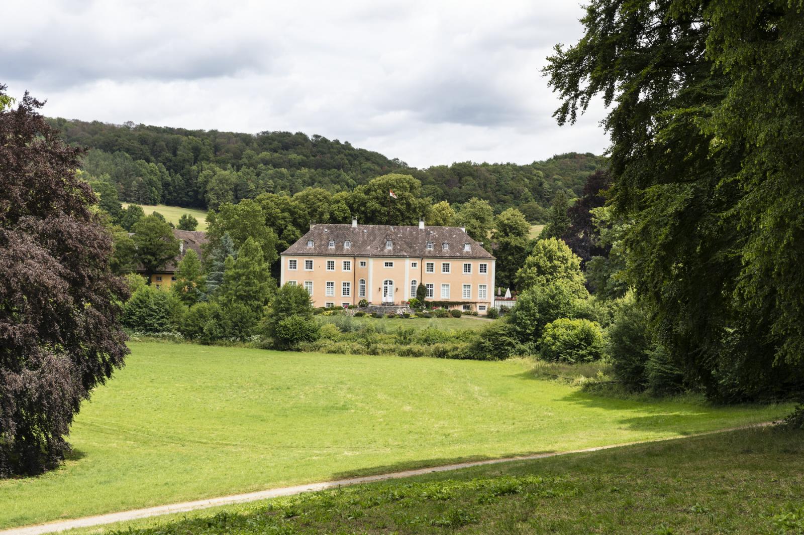 Blick über den Schlosspark mit Gartenansicht des Herrenhauses