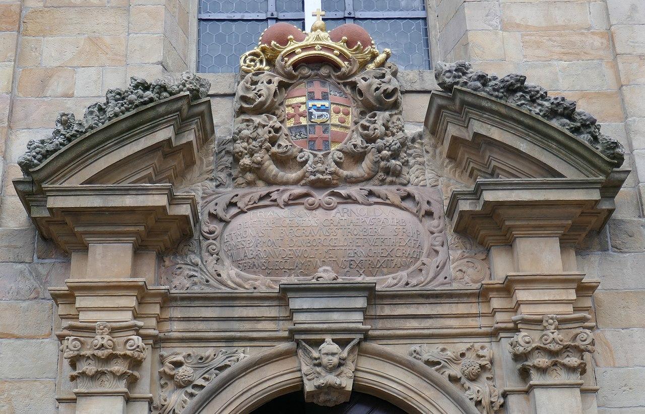 Gebrochener Portalgiebel mit Inschrift und Wappen