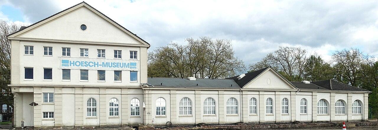 Portierhaus I mit eingeschossigem Anbau (heute Hoesch-Museum), Westansicht