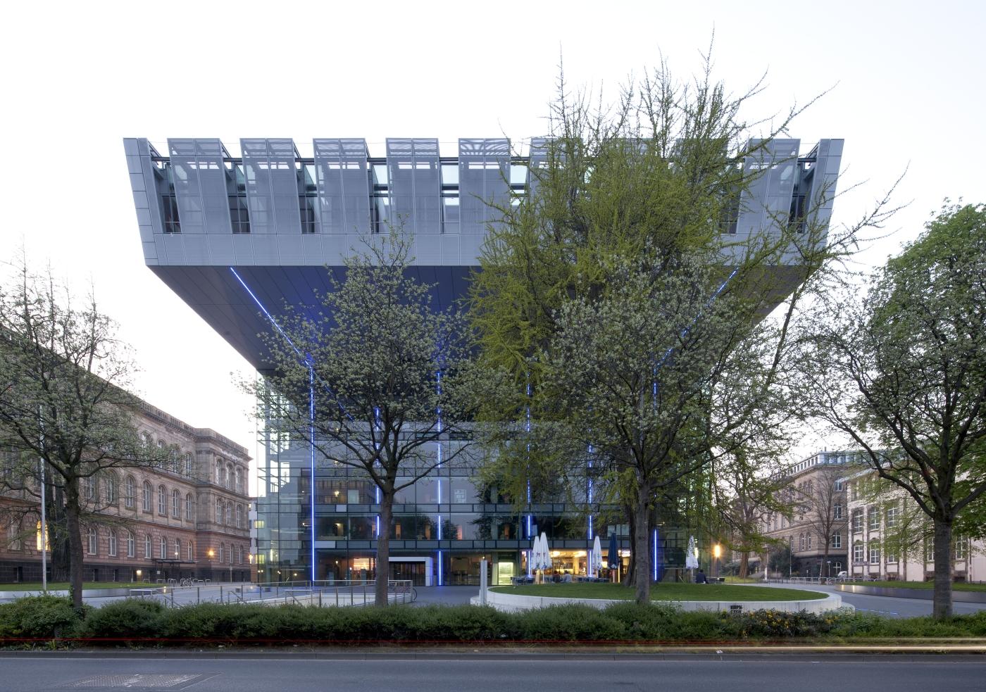frontale Ansicht der Fassade mit auskragendem Dach