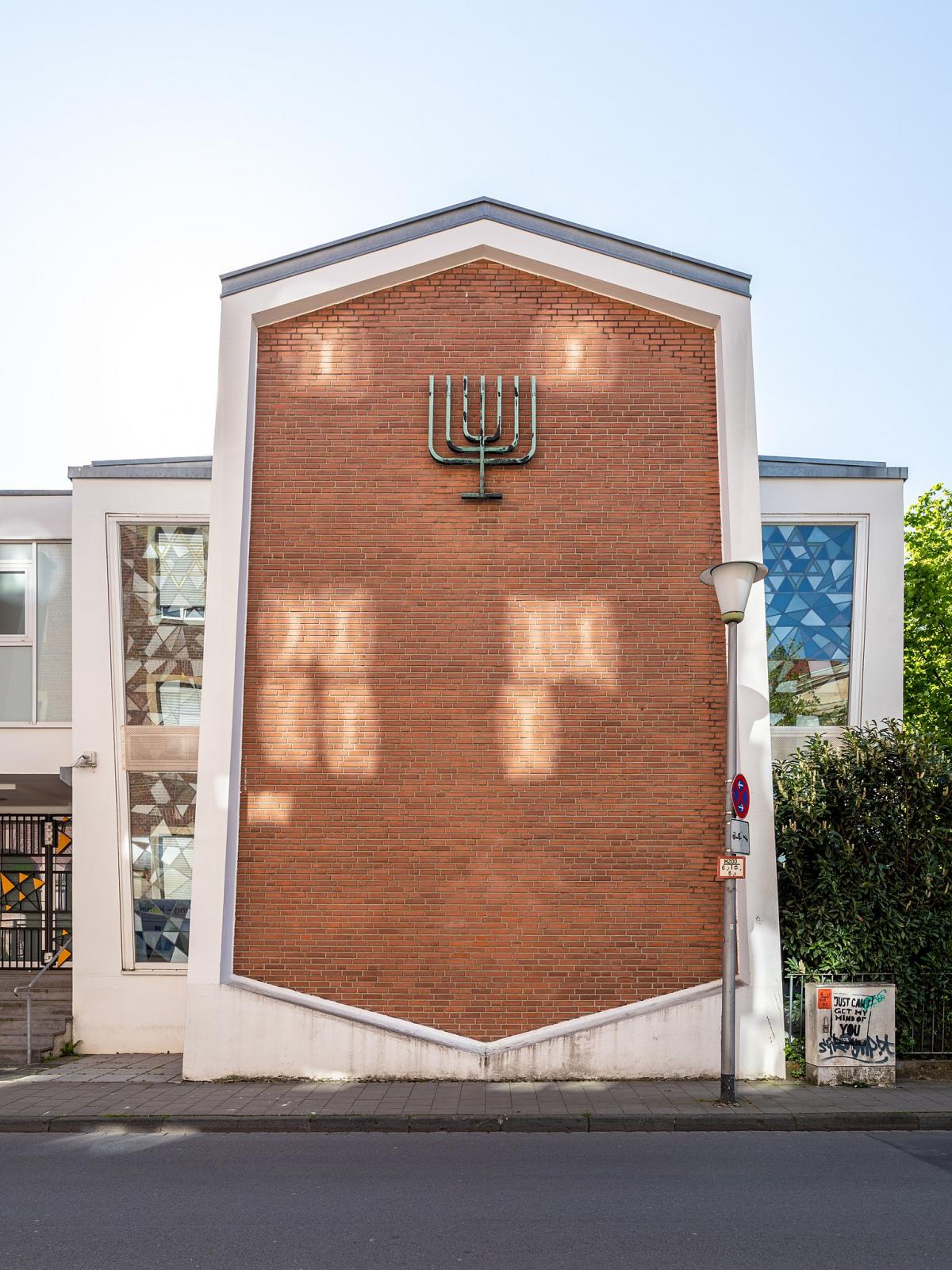 verklinkerte Giebelfassade des Betraums mit Menora
