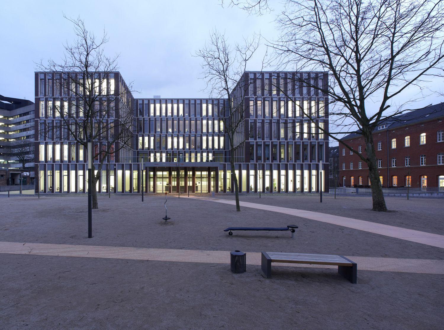 Neubau Ansicht in der Dämmerung