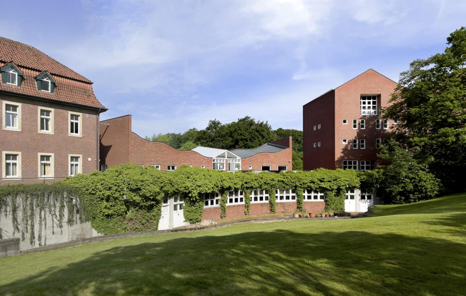 Haus Ludgerirast (links) und Erweiterungsbauten von Kleihues
