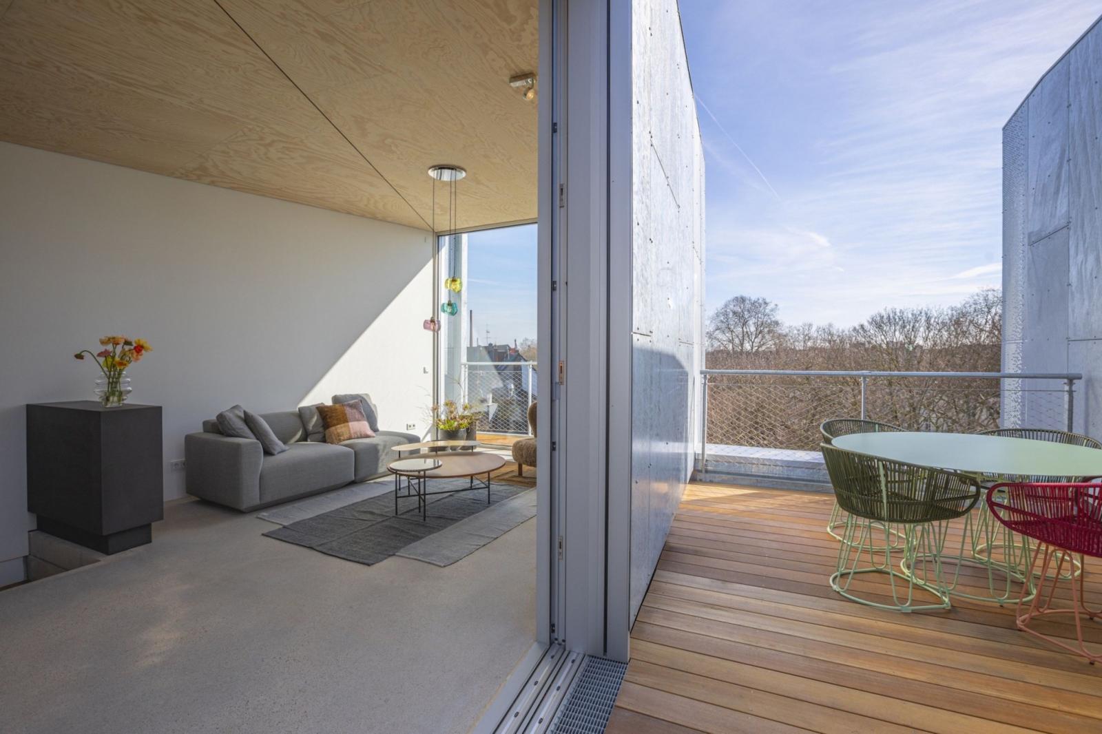 Bilker Bunker, Terrasse Dachaufstockung
