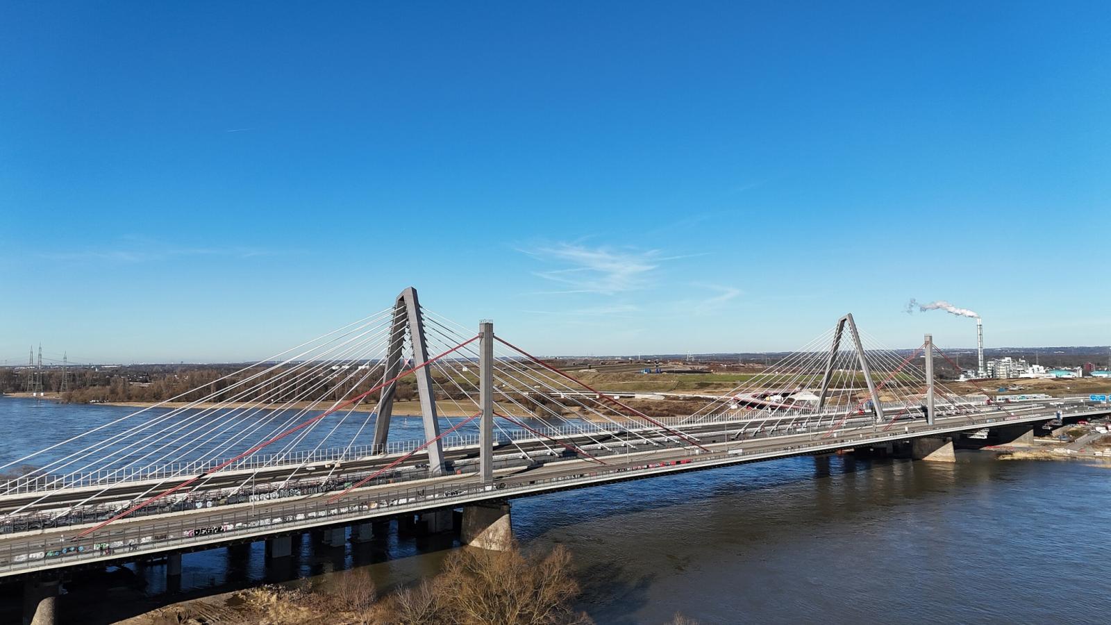 Neue und alte Rheinbrücke nebeneinander