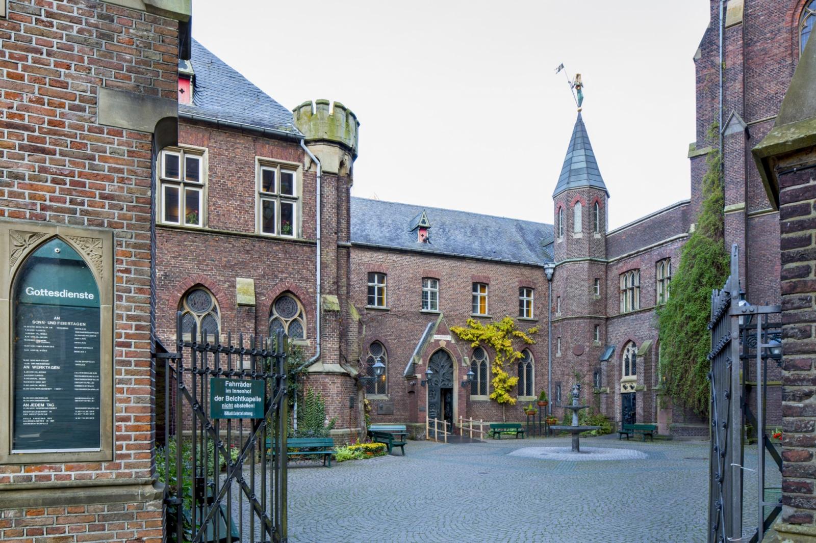 Blick in den Brunnenhof mit Beichtkapelle 