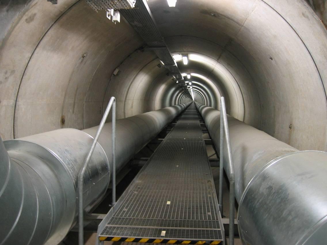 Tunnel mit Leitungstrassen