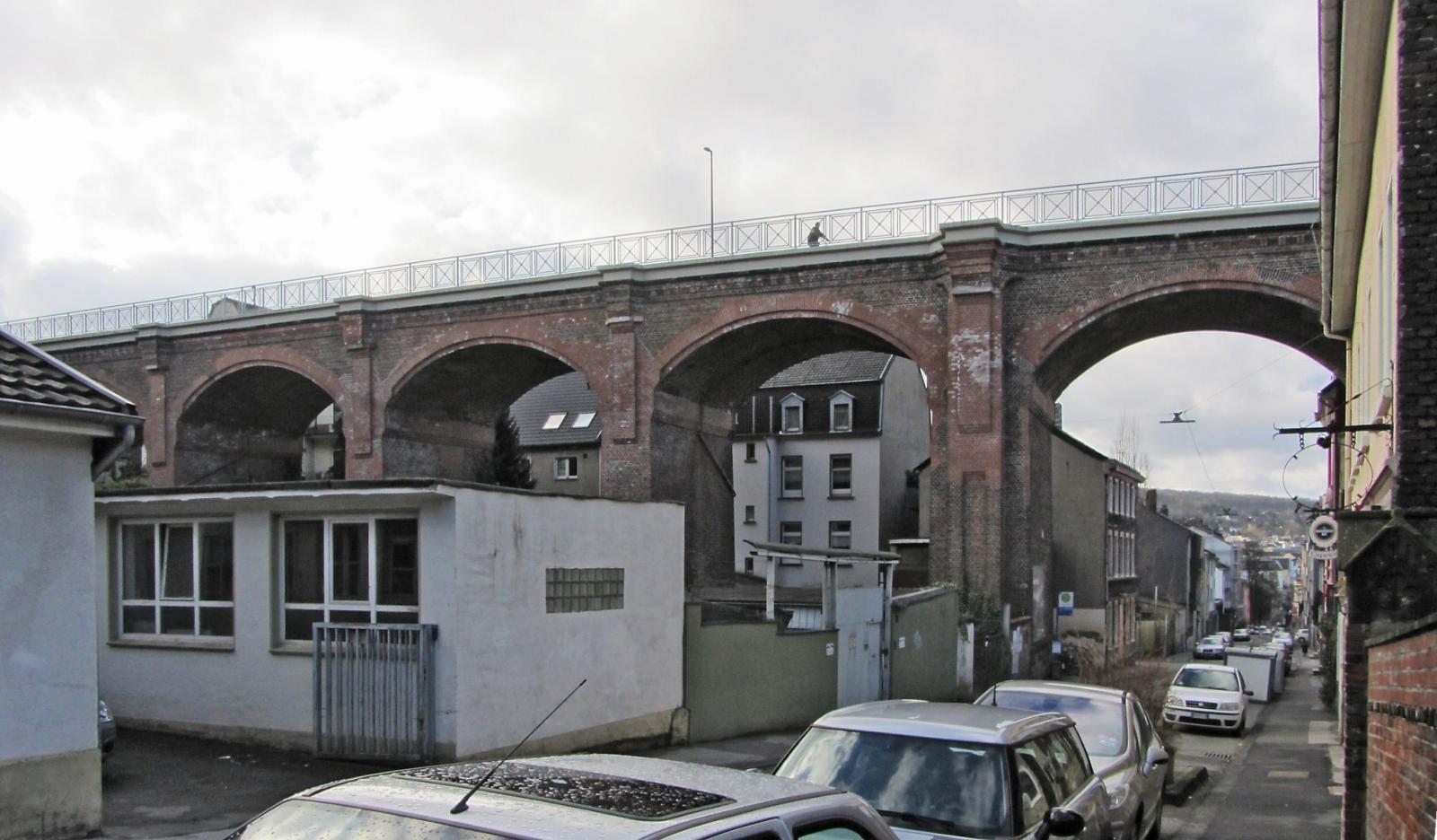 Bartholomäusstraße mit Viadukt von Norden