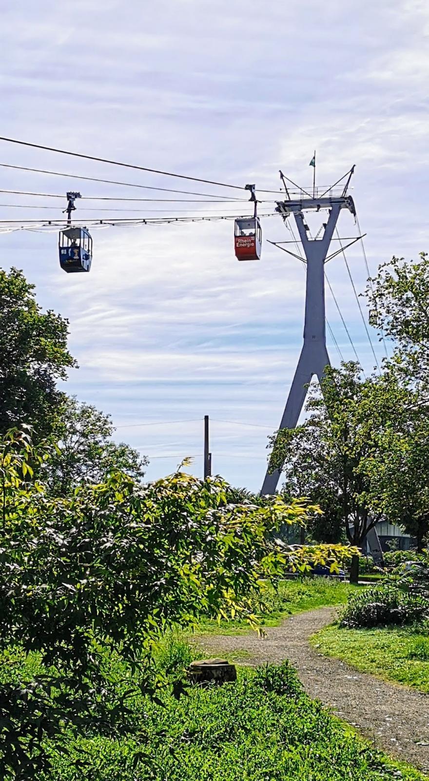 Pylon mit Seilen und Wagen