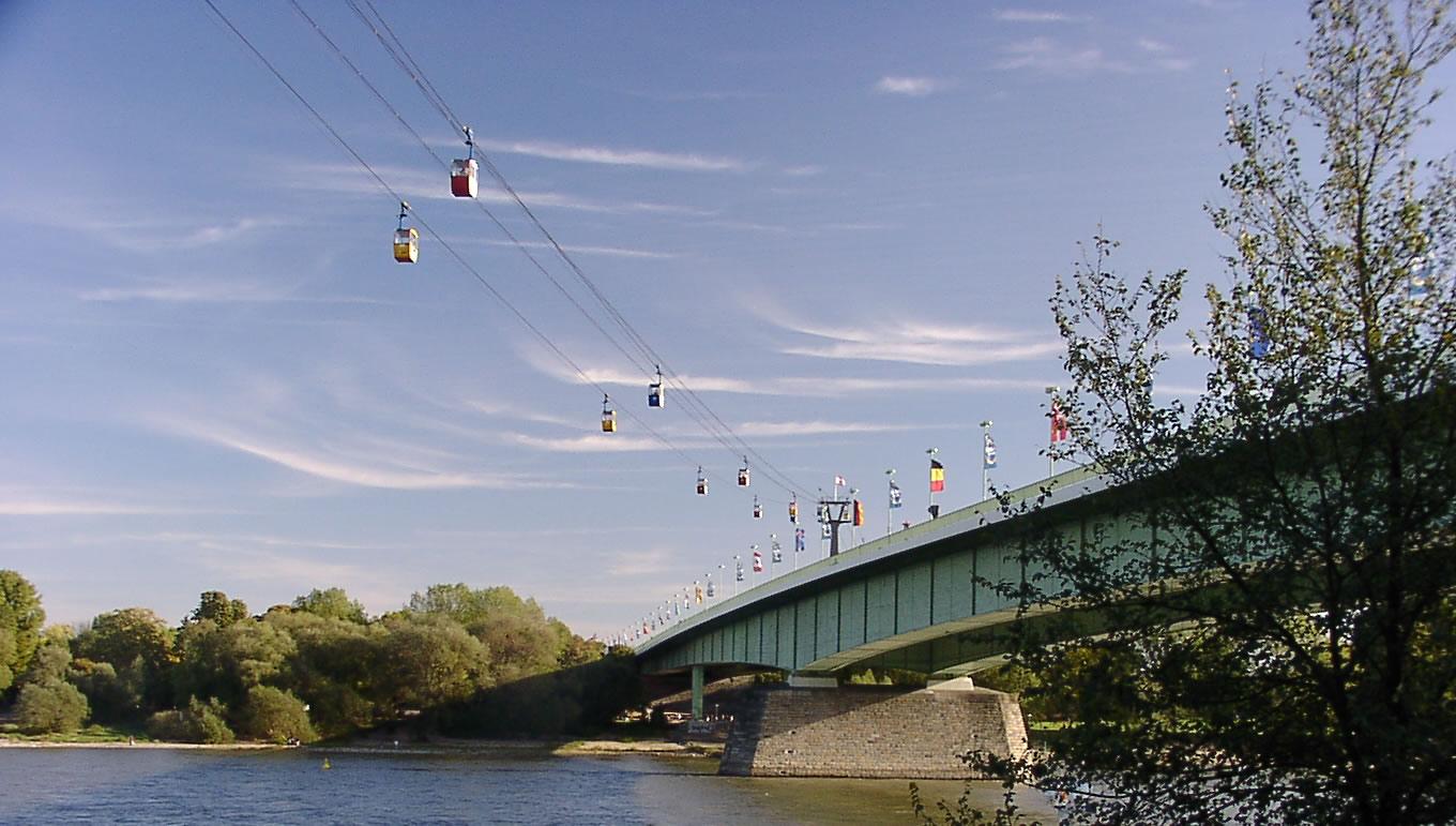 Seilbahn quert die Zoobrücke
