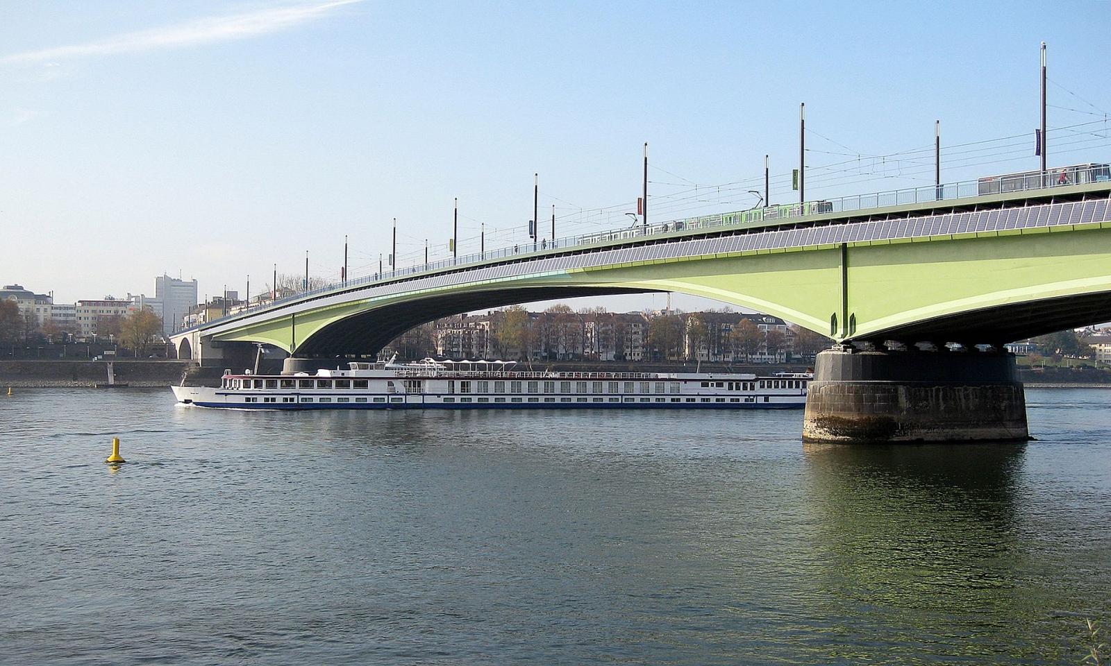 Ansicht Kennedybrücke Bonn vom Beueler Ufer