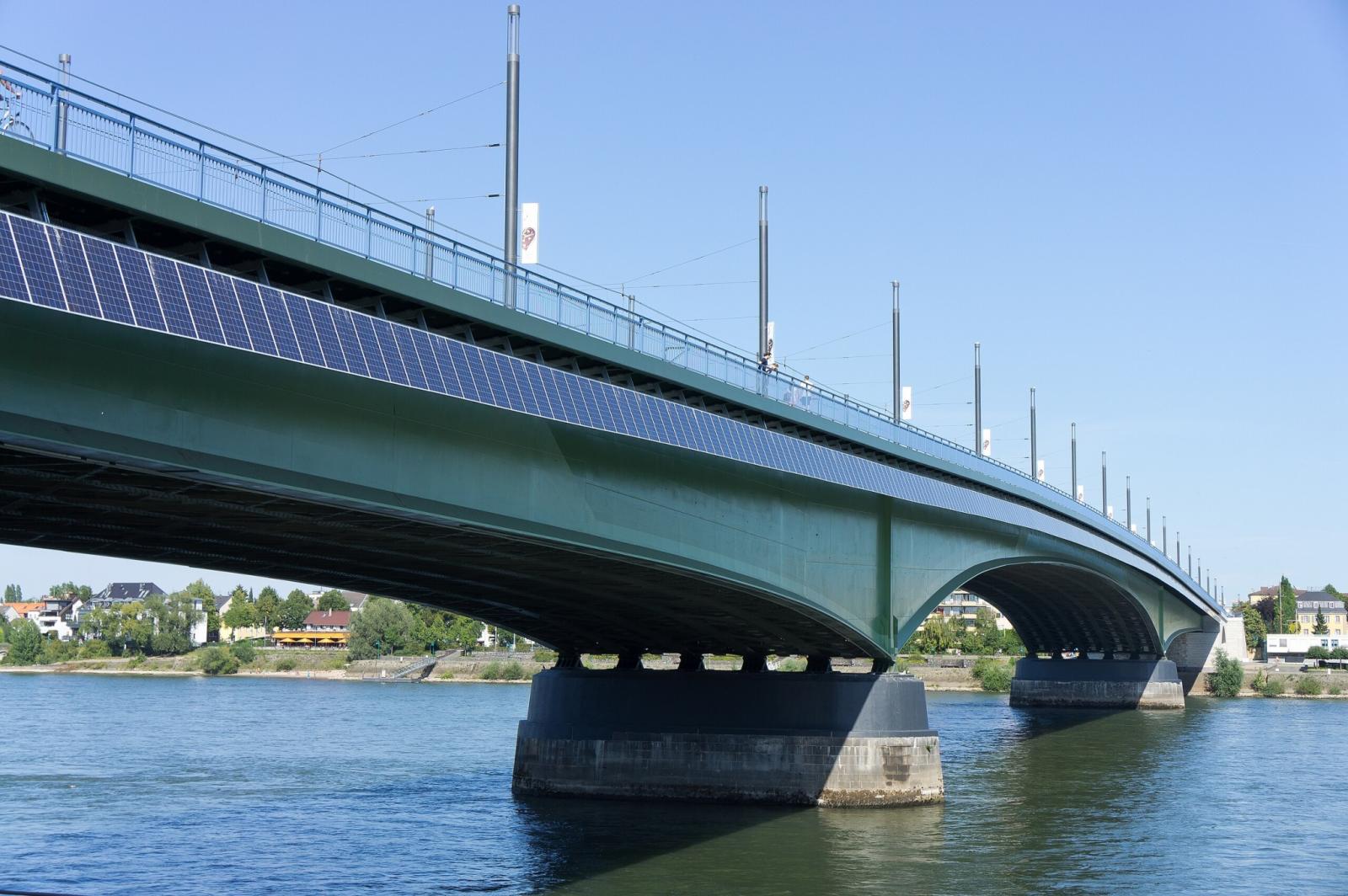 Sanierte Kennedybrücke mit Solarpaneelen an der Südseite