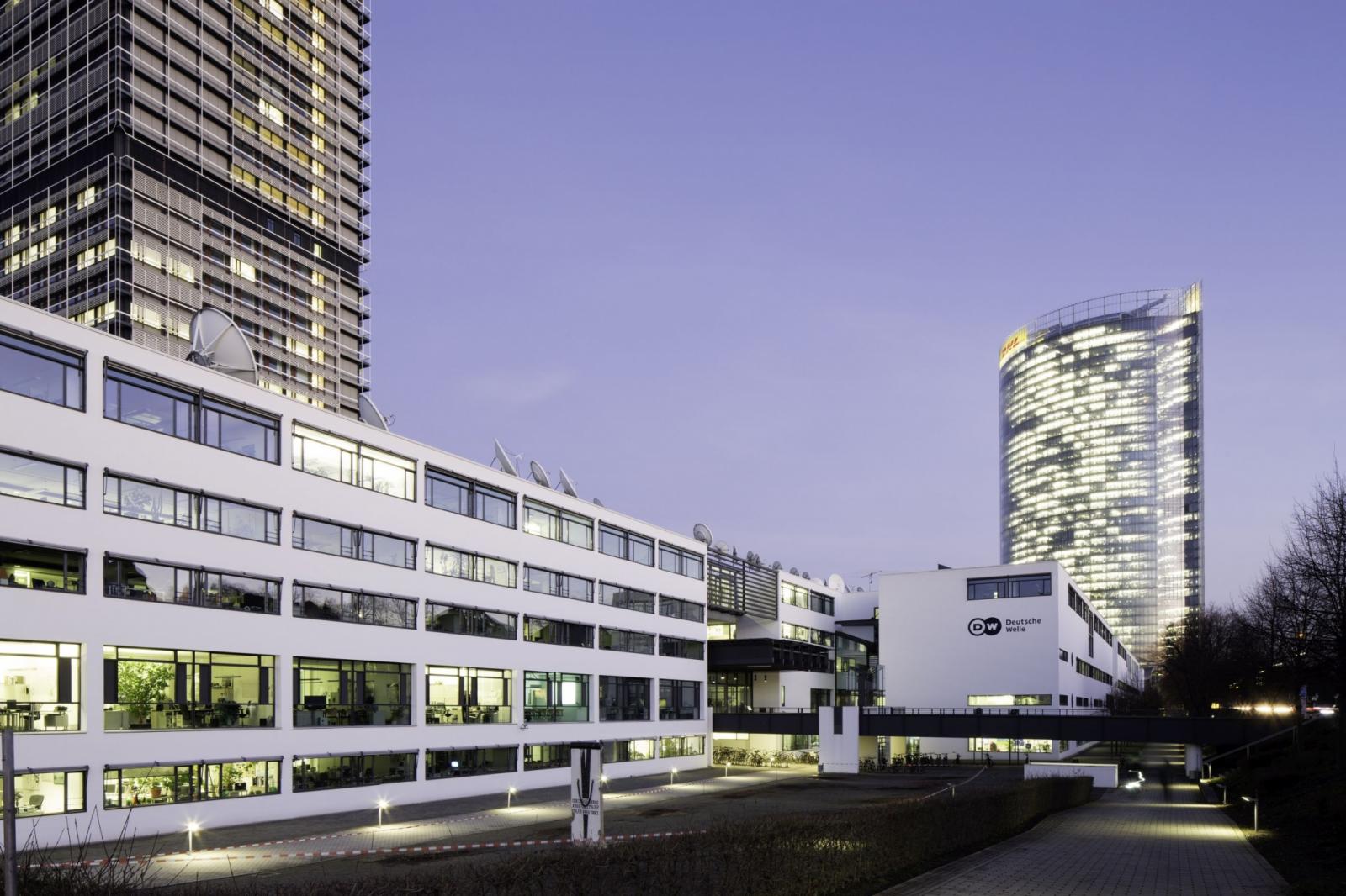 Funkhaus Deutsche Welle mit Post-Tower in der Dämmerung
