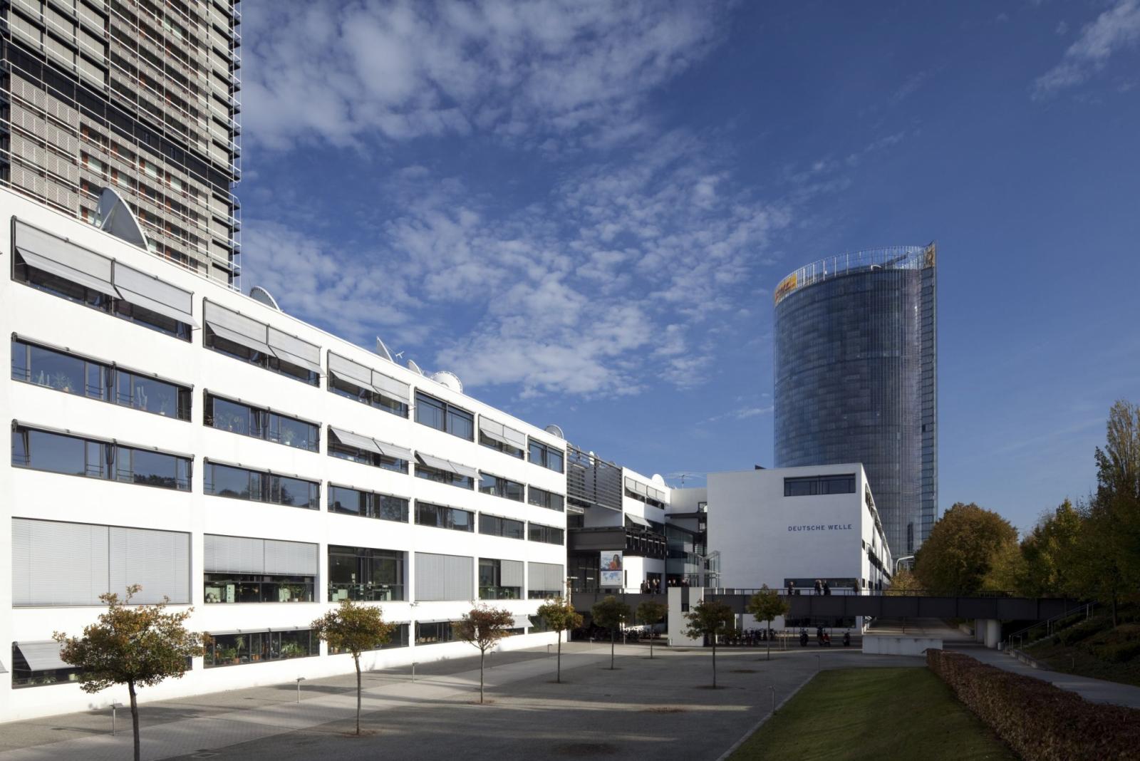 Funkhaus Deutsche Welle mit Post-Tower im Hintergrund