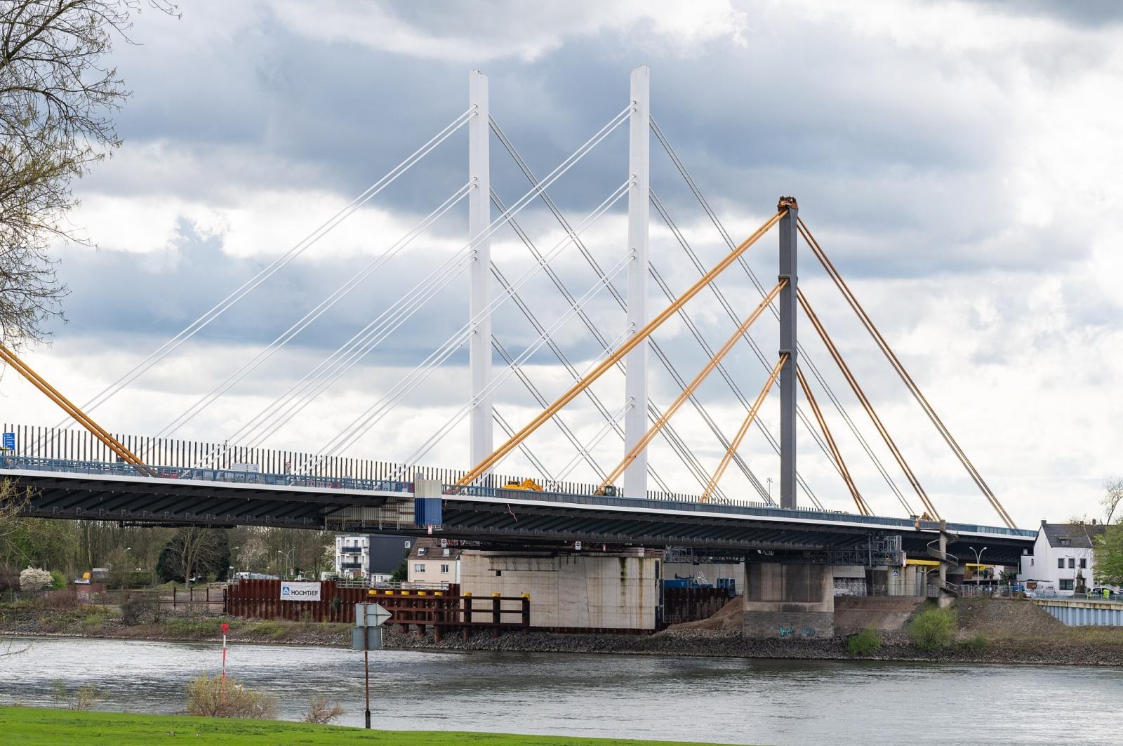 Pylone der alten und der neuen Rheinbrücke Neuenkamp in Duisburg
