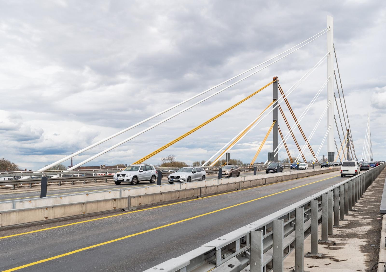 Blick auf die Fahrbahn der neuen Brücke Neuenkamp