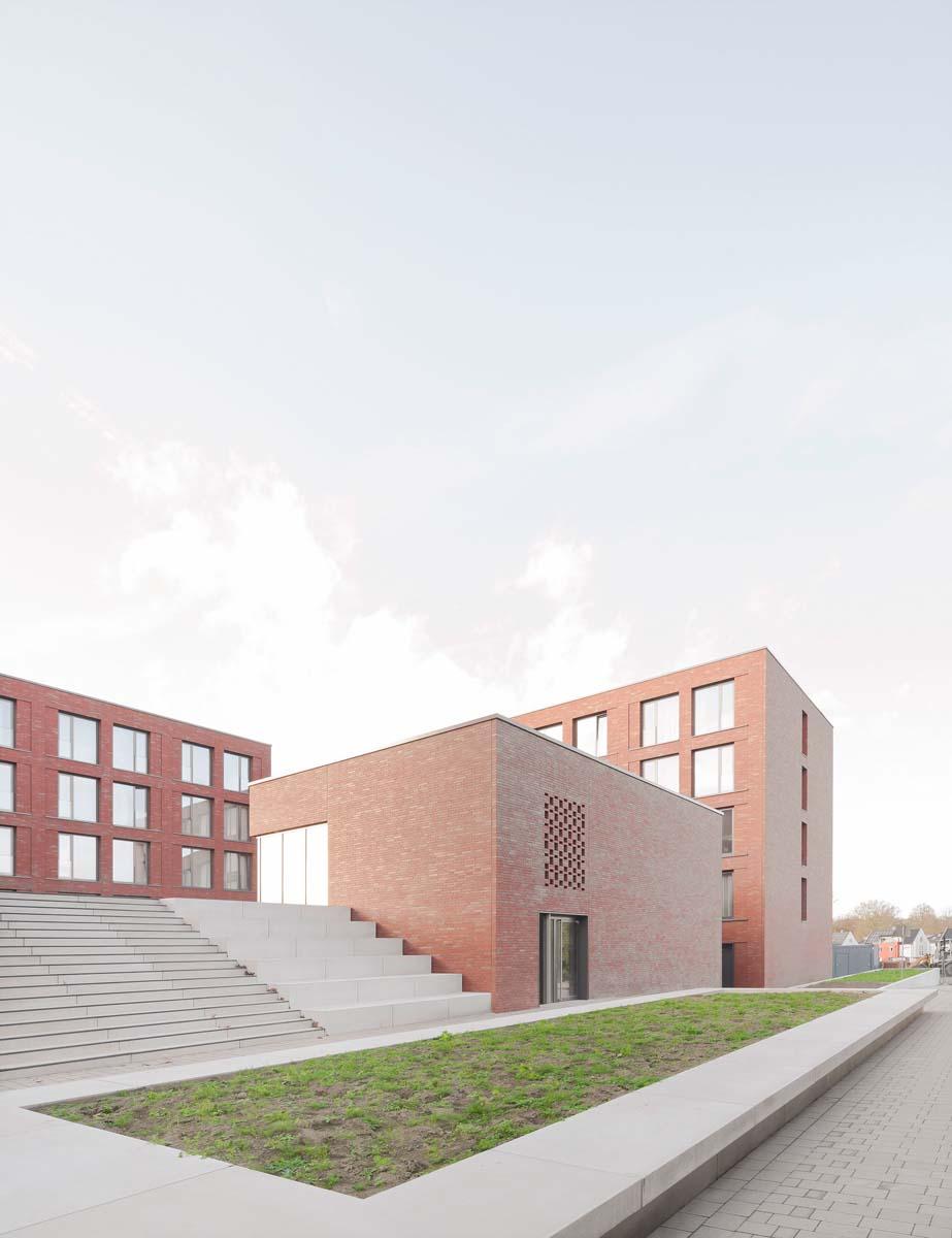 Tita-Cory-Campus, Außenperspektive Tribünentreppe