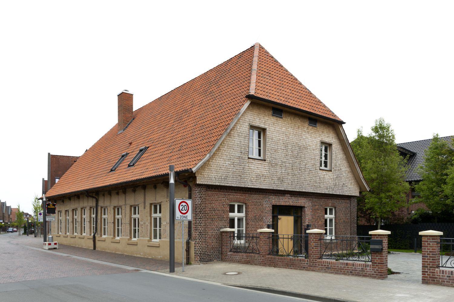 Straßenperspektive mit Vorhof