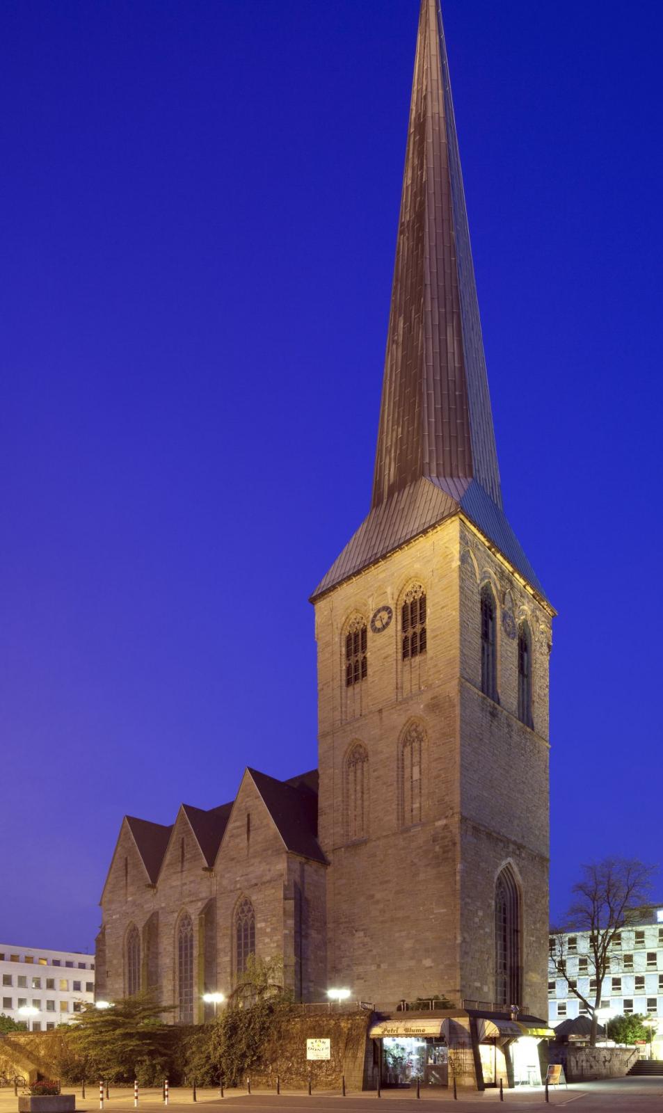 Petrikirche in der Dämmerung