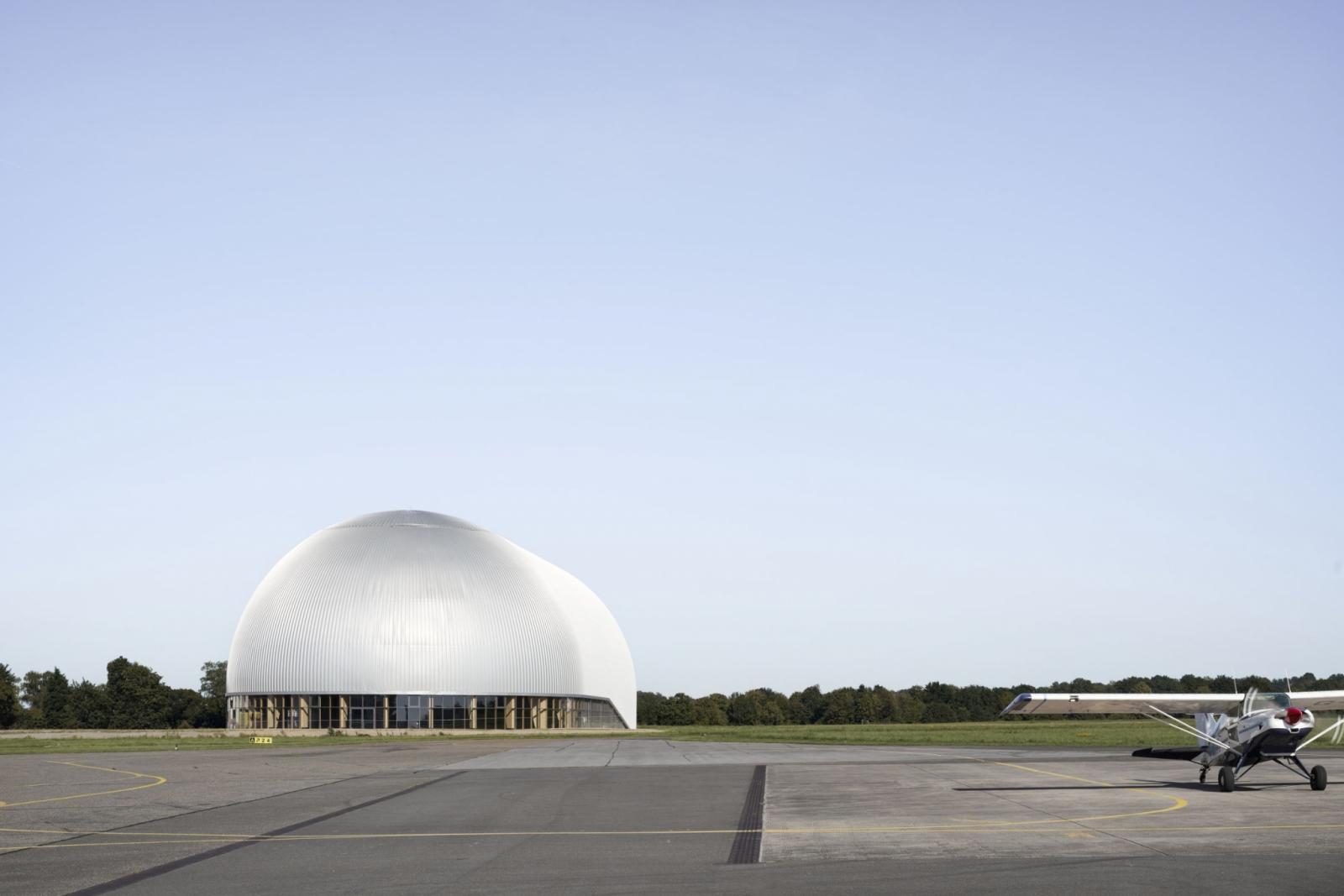 Luftschiffhangar am Rollfeld