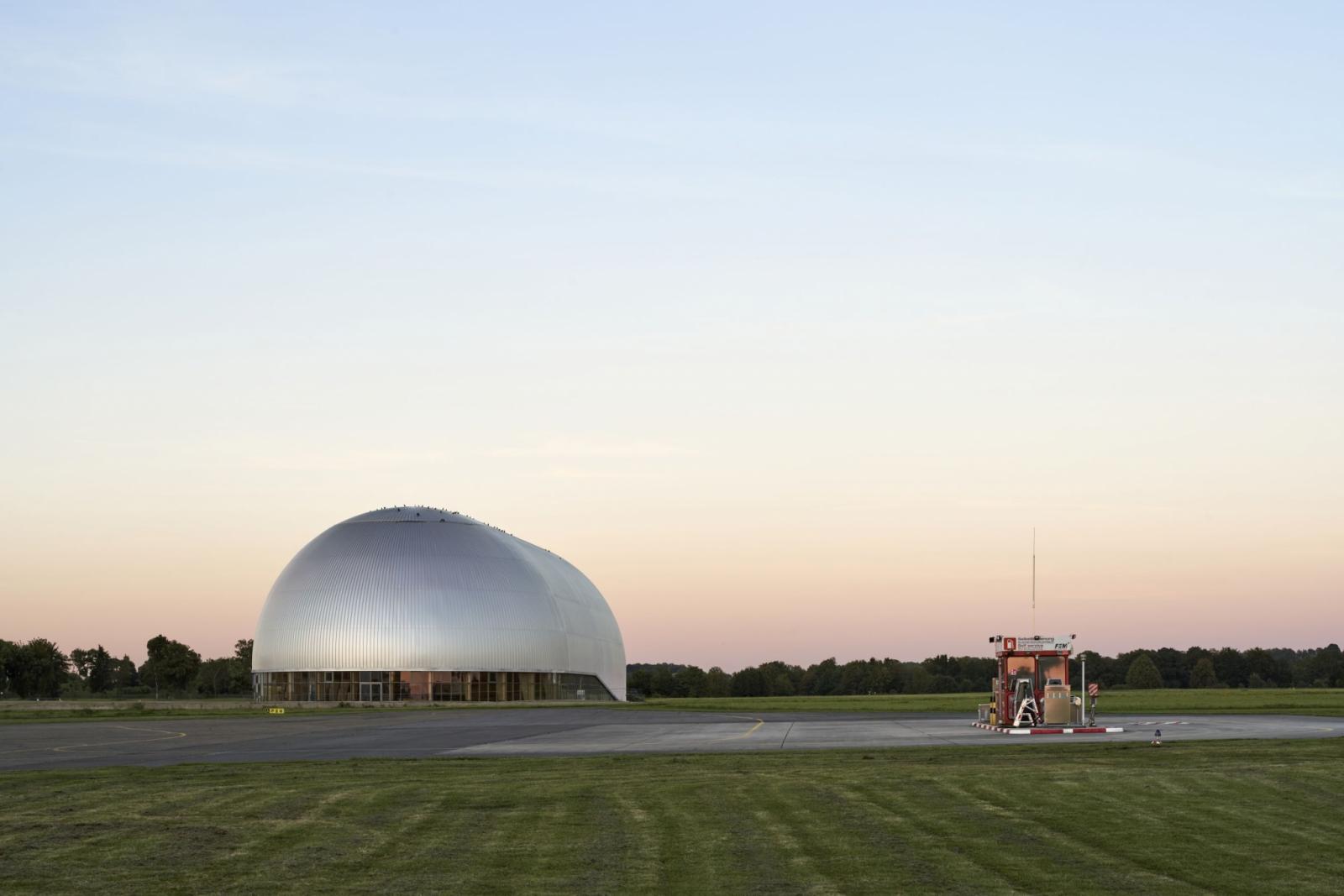 Luftschiffhangar am Rollfeld in der Dämmerung