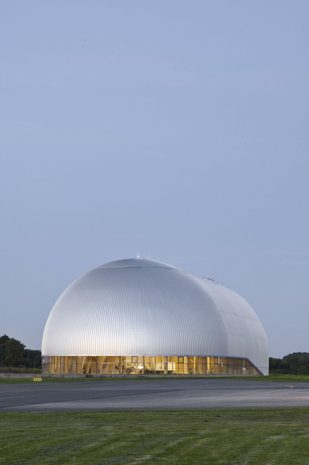 Erleuchteter Luftschiffhangar in Mülheim an der Ruhr