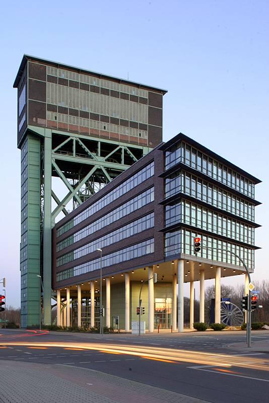 Aufgeständerter Bürobau mit Hammerkopfturm