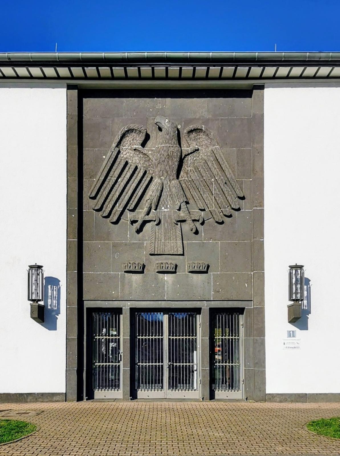 Hauptportal der Empfangshalle Butzweilerhof mit Adler aus Basaltlava