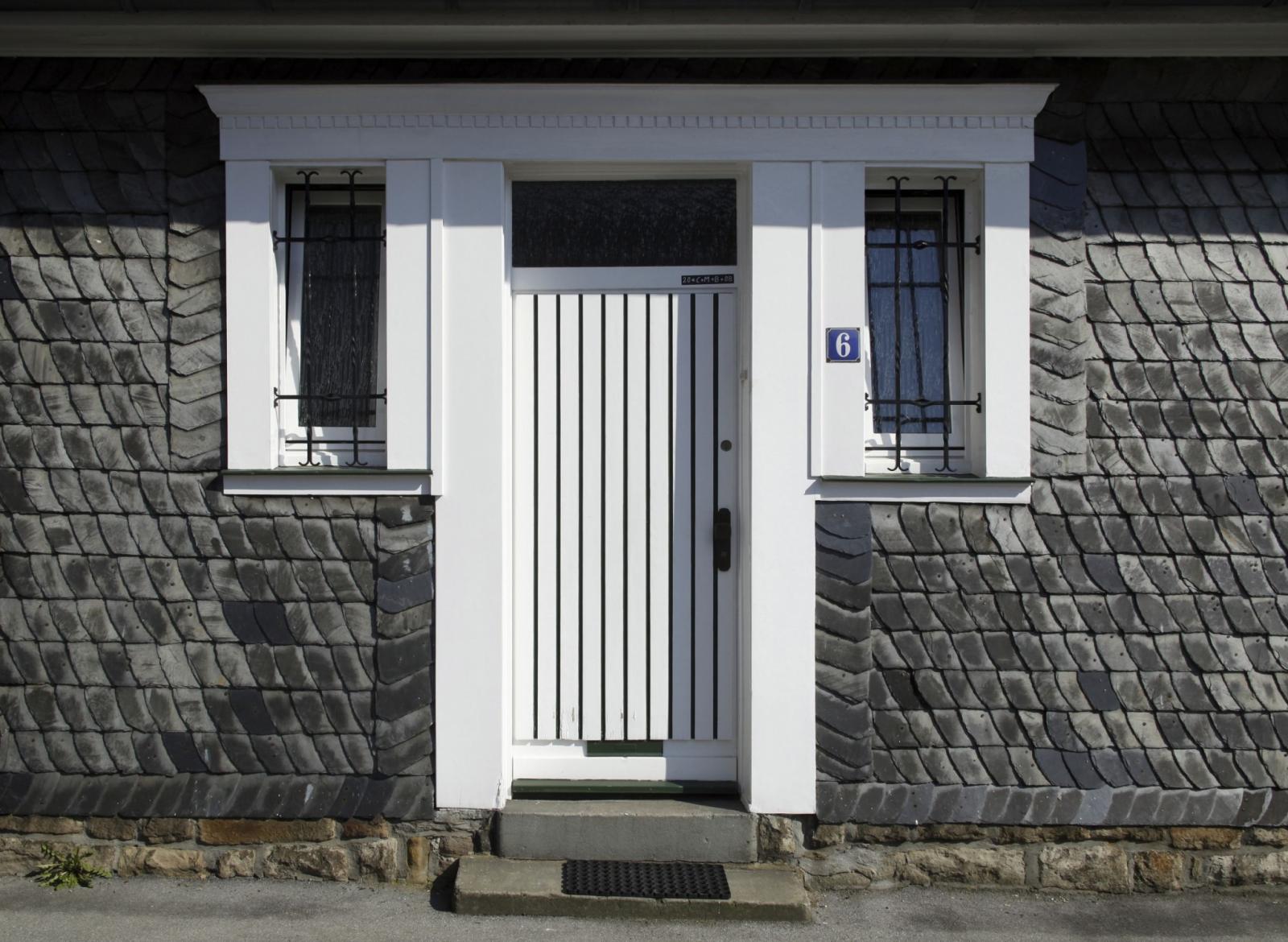 weiße Tür- und Fensterlaibungen