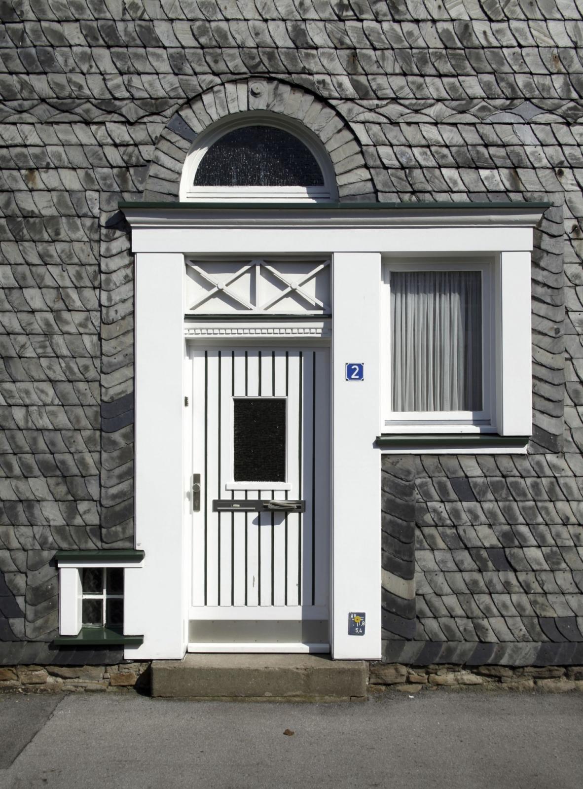 weiße Tür- und Fensterlaibungen